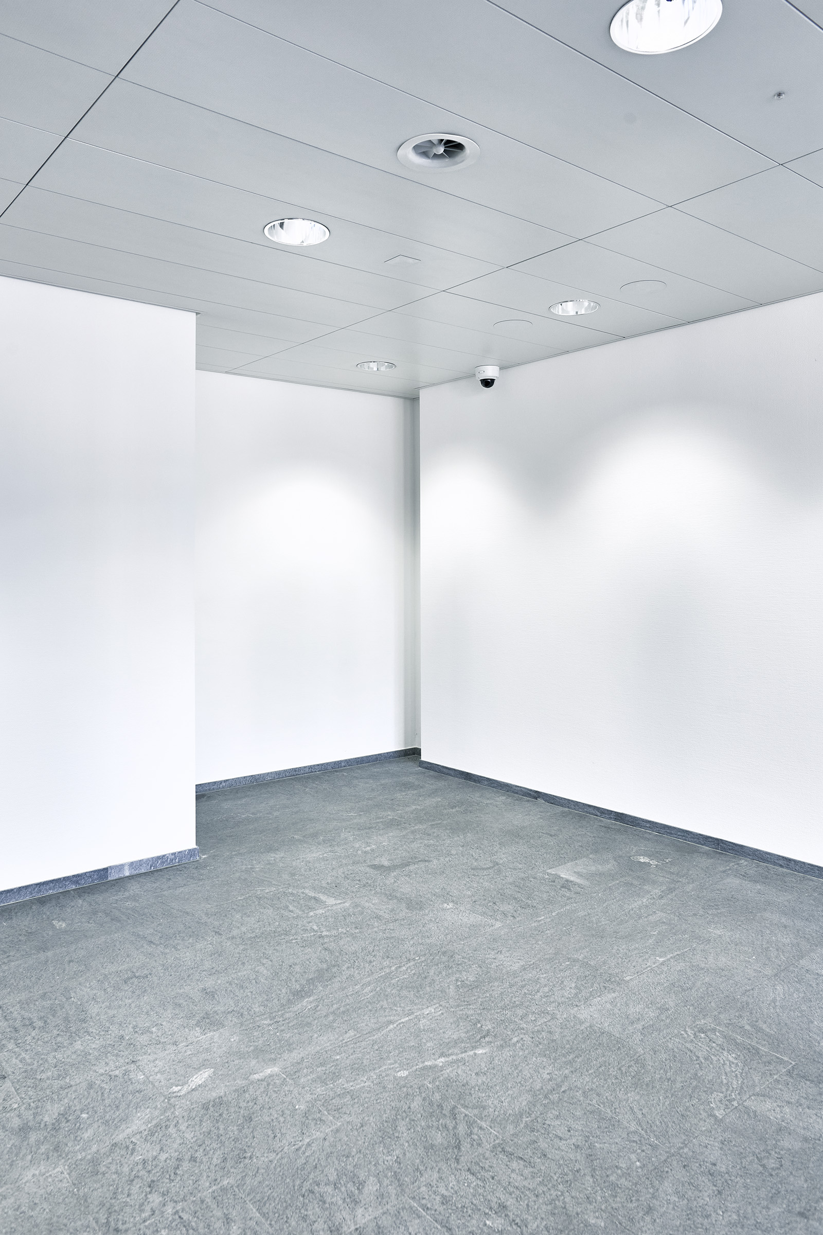 Innenaufnahme eines leeren Raums mit Deckenüberwachungskamera – diskrete Videoüberwachung durch Alarm + Video Schweiz AG im Auftrag von Safebox24.